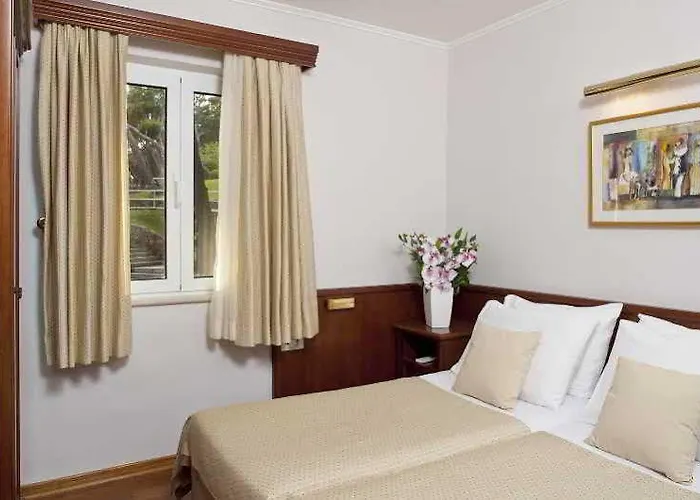 Berulia Nyaraló Brela